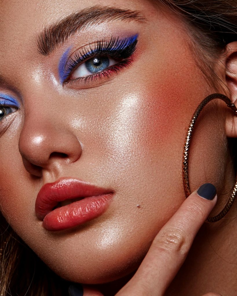 perfect bronze skin makeup with contouring and highlighting, nude lips and black eyeliner