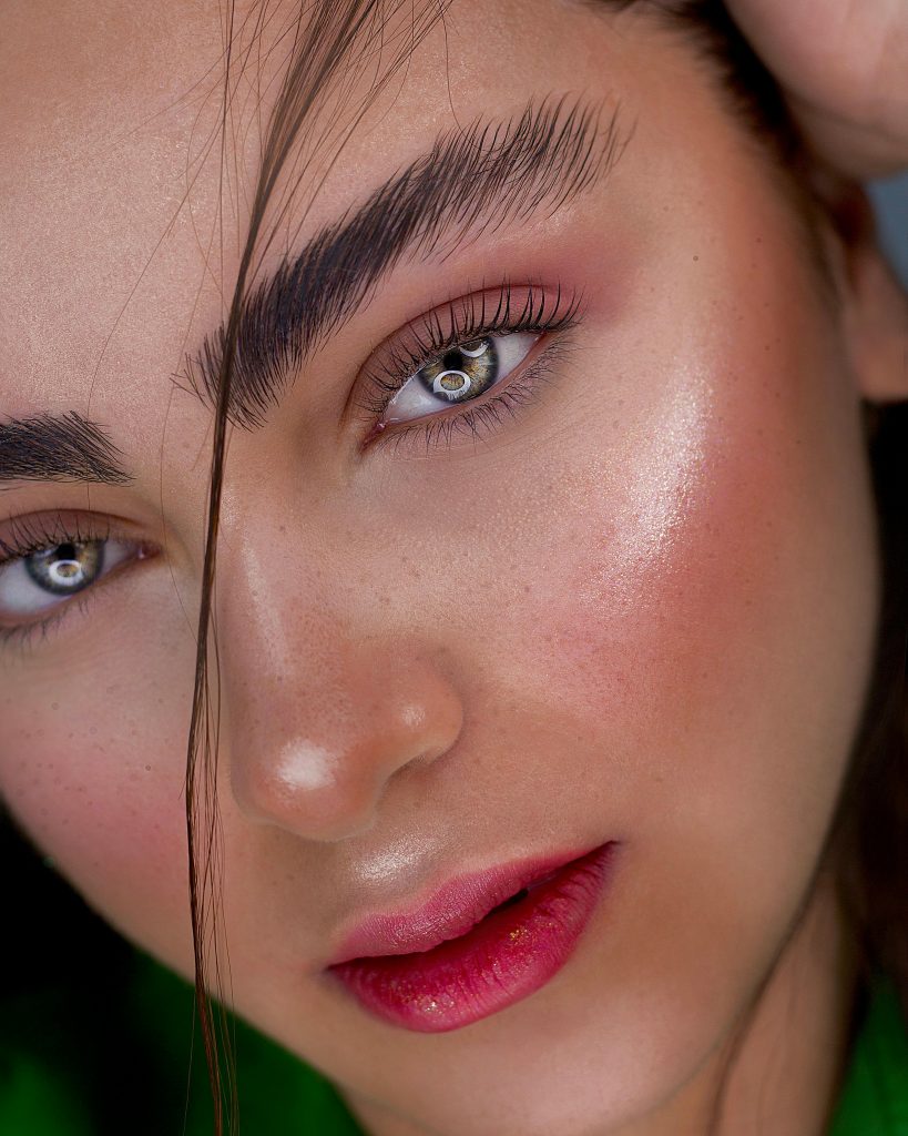 perfect skin makeup with contouring and highlighting, pink lips and blush makeup for beauty makeup magazine