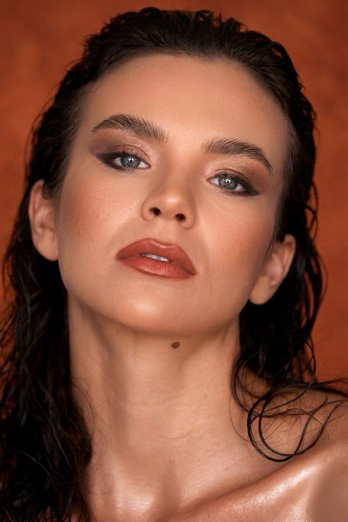 natural perfect bronze skin makeup. deep skin makeup trends, glowy skin. Deep skin and fair skin bronze makeup. orange lips. Summer makeup trends