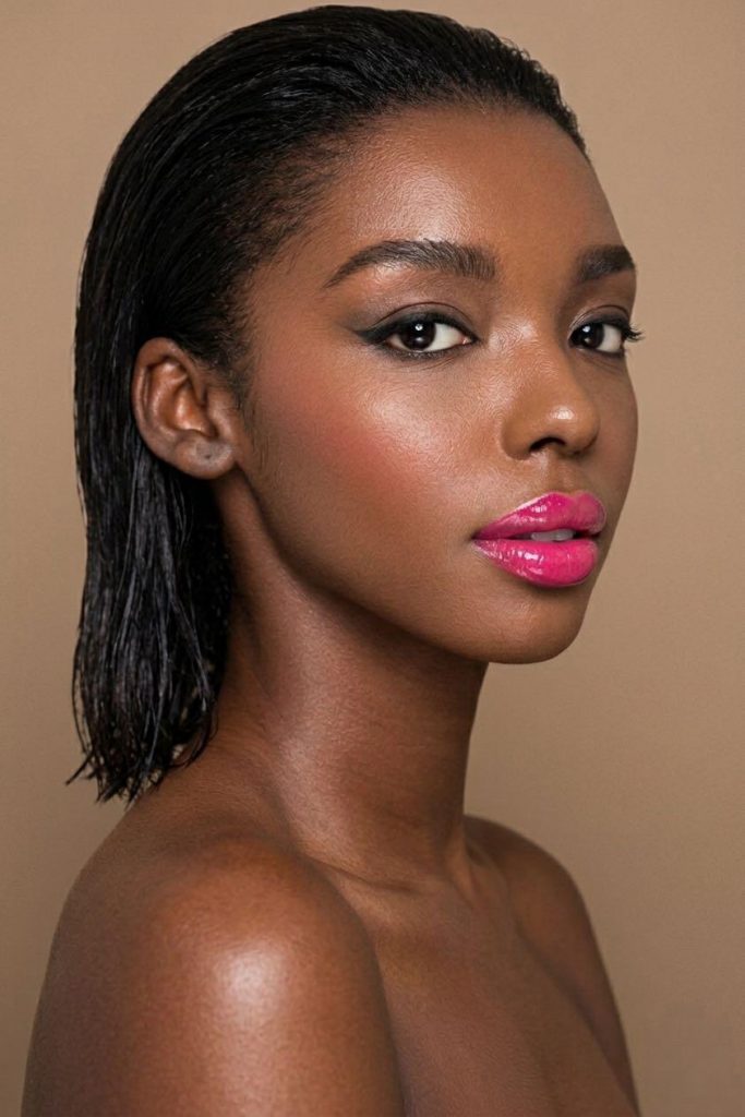 natural perfect bronze makeup, Black skin makeup. makeup trends, glowy skin. deep skin bronze makeup. pink lips. Summer makeup trends