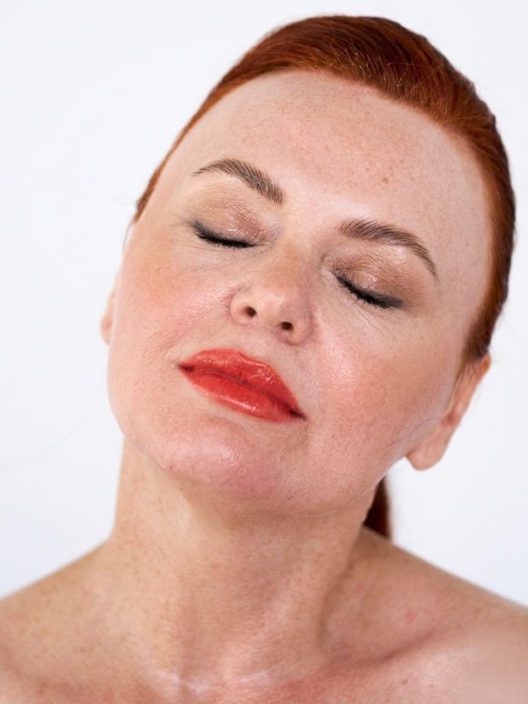 Mature Skin , natural perfect bronze makeup, olive skin makeup. makeup trends, glowy skin. Fair skin bronze makeup. red and orange lips. Summer makeup and hair trends .